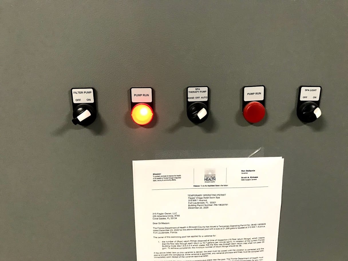 A group of buttons that are on the wall.